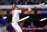 [포토]SSG 오태곤, 역전 홈런 넘어간다!