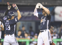 [포토] 케이브, 7회 2점 더 달아나는 투런포