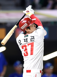 [포토]SSG 오태곤, 삼성 이승현 상대 역전 3점 홈런