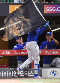 [포토]디아즈의 홈런 축하하는 삼성 박진만 감독