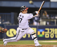 [포토] 박동원, 7회 만루서 동점 만드는 2타점 적시타