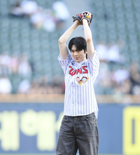 [포토] 차준환 ‘부드러운 눈빛으로 시구’