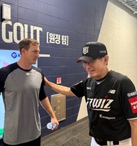 KT 새 외인 스티븐슨 마침내 합류! 한화전 1번 중견수 ‘출격’→이강철 감독이 기대하는 부분은? [SS대전in]