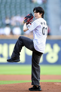 [포토] 시구하는 차준환 ‘잘 던지자’