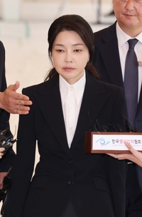 “저같이 아무것도 아닌 사람이…” 김건희, 주가조작 등 16개 의혹 출석조사