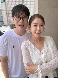 ‘신지♥’문원, 논란 해명 후 첫 SNS 게시물은 코요테 신곡 홍보...조용한 ‘외조’