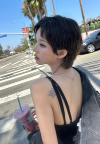 전소연, LA 푸른하늘 아래 ‘힙한 외출’…한 손엔 에레혼