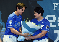 [포토]오승환의 은퇴 축하하는 삼성 주장 구자욱