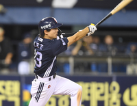 [포토] 이유찬, 6회 동점 만드는 희생타