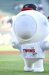 [포토] 시구하는 LG 유플러스 홀맨 ‘너무 귀엽잖아’