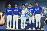 [포토]후배들과 기념촬영 하는 오승환