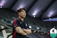 뒷걸음치다 넘어져 동점골 ‘빌미’, 골키퍼 강현무 바라보는 김기동 감독 “실수로 위축되는 부분 있어, 본인이 마음 잡아야”[현장인터뷰]