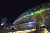 서울라이트 DDP 2025 여름, 100m 한양도성성곽을 ‘빛의 폭포’로 물들이다