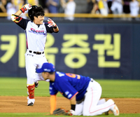 [포토] 경기 끝내는 LG 천성호