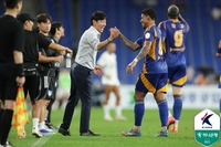 울산 데뷔전서 ‘난 놈 기운’ 뽐낸 신태용 “VAR 오래 걸려서 경험상 골 직감” [현장 일문일답]