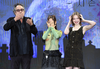 [포토]‘웬즈데이 시즌2’ 기자간담회, 포즈도 특이하게!