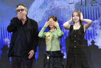 [포토]‘웬즈데이 시즌2’ 기자간담회, 눈 가려버린 제나 오르테가