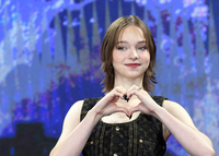 [포토]에마 마이어스, 하트 받아 주세요!