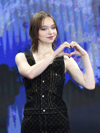 [포토]하트 만들어 보이는 에마 마이어스