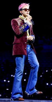 지드래곤 ‘홍콩 콘서트’서 승리 강제 소환…팬 플래카드에 “데려와”