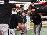 [포토]데뷔전 승리 축하 물세례 맞는 LG 톨허스트