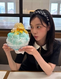 ‘케이크·빙수도 조연’…윈터, 작은 얼굴과 명품룩의 완벽조화