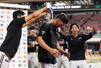 [포토]LG 톨허스트, 데뷔전 선발승에...