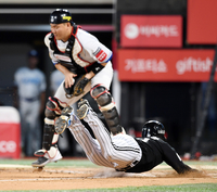 [포토]추가 득점 올리는 LG 오지환