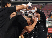 [포토]LG 톨허스트의 데뷔전 승리 축하하는 동료들