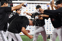 [포토]데뷔전을 승리로 장식한 LG 새 외국인 투수 톨허스트