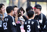 [포토]순조로운 출발 보이는 LG 톨호스트