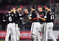 [포토]승리의 하이파이브를 나누는 LG