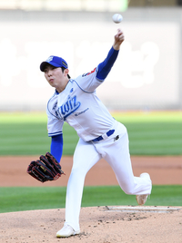 [포토]함차게 공 뿌리는 KT 오원석