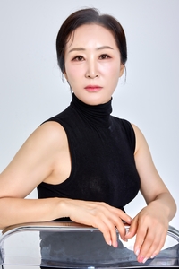 늦깎이 신인배우 이진, “한국영화에 새 바람을”…연기·제작·장르 실험의 3박자