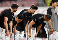 [포토]데뷔전 승리 신고하는 LG 톨허스트