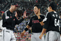 [포토]LG 톨허스트, 데뷔전에서 7이닝 무실점 호투