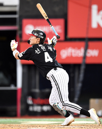 [포토]LG 신민재, 1점 더!