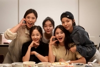 ‘써니즈 우정ing’ 남보라 신혼 집들이서 활짝…민효린·강소라는?