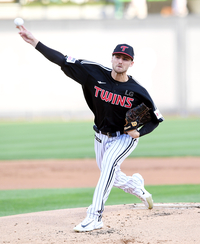 [포토]LG 톨허스트, 데뷔전 역투