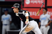 [포토]LG 신민재, 1점 더!