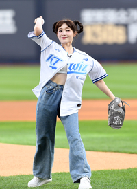 [포토]나현영, LG-KT 수원 경기 시구