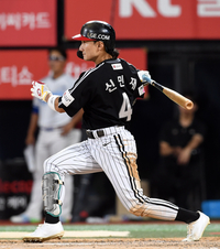 [포토]LG 신민재, 또 적시타!