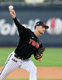 [포토]힘차게 공 뿌리는 LG 톨허스트