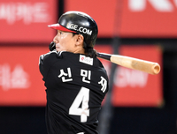 [포토]3루타로 추가점 뽑아내는 LG 신민재
