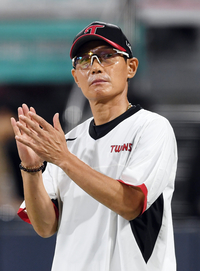 [포토]선수들에게 박수 보내는 LG 염경엽 감독