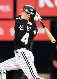 [포토]LG 신민재, 3루타로 1점 더!