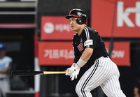 [포토]2타점 2루타 치는 LG 박동원