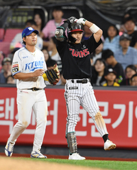 [포토]적시타에 세리머니하는 LG 신민재