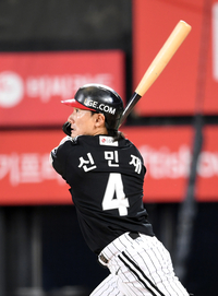 [포토]LG 신민재의 1타점 3루타