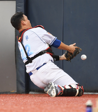 [포토]아슬아슬 파울 타구 놓치는 KT 장성우